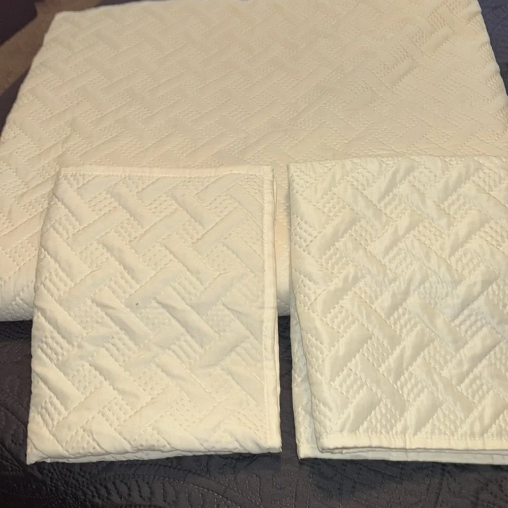 Queen/Full Bedspread - Picture 1 of 3